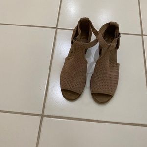 Ugg Koolaburra Leather Sandals. Block heel. Size 7. Open toe. Strap. Tan.